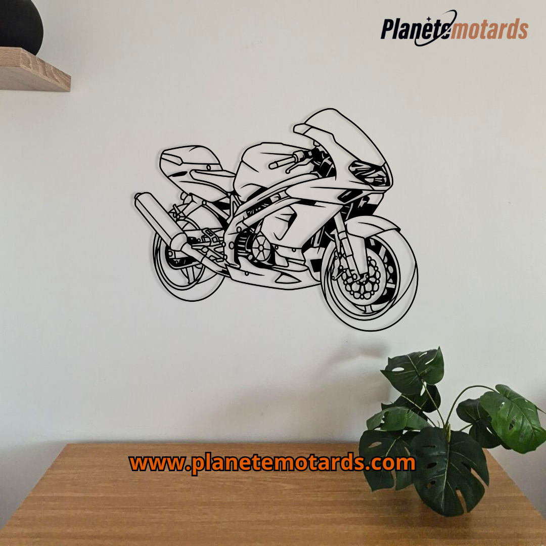 Aprilia Falco vue 3/4 en acier PREMIUM – déco murale moto sportive italienne