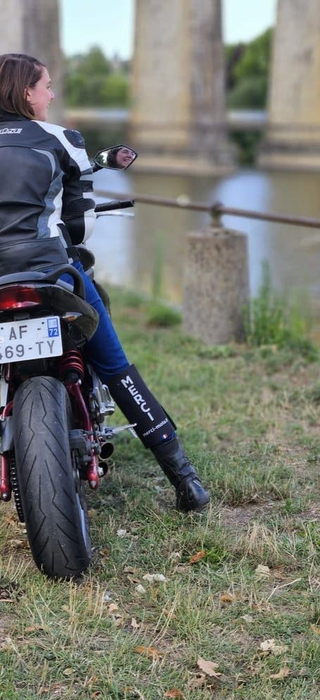 Jambière MERCI-MOTO Réfléchissante - Planète Motards Jambière MERCI-MOTO Réfléchissante Planète Motards remercie les automobiliste avec style