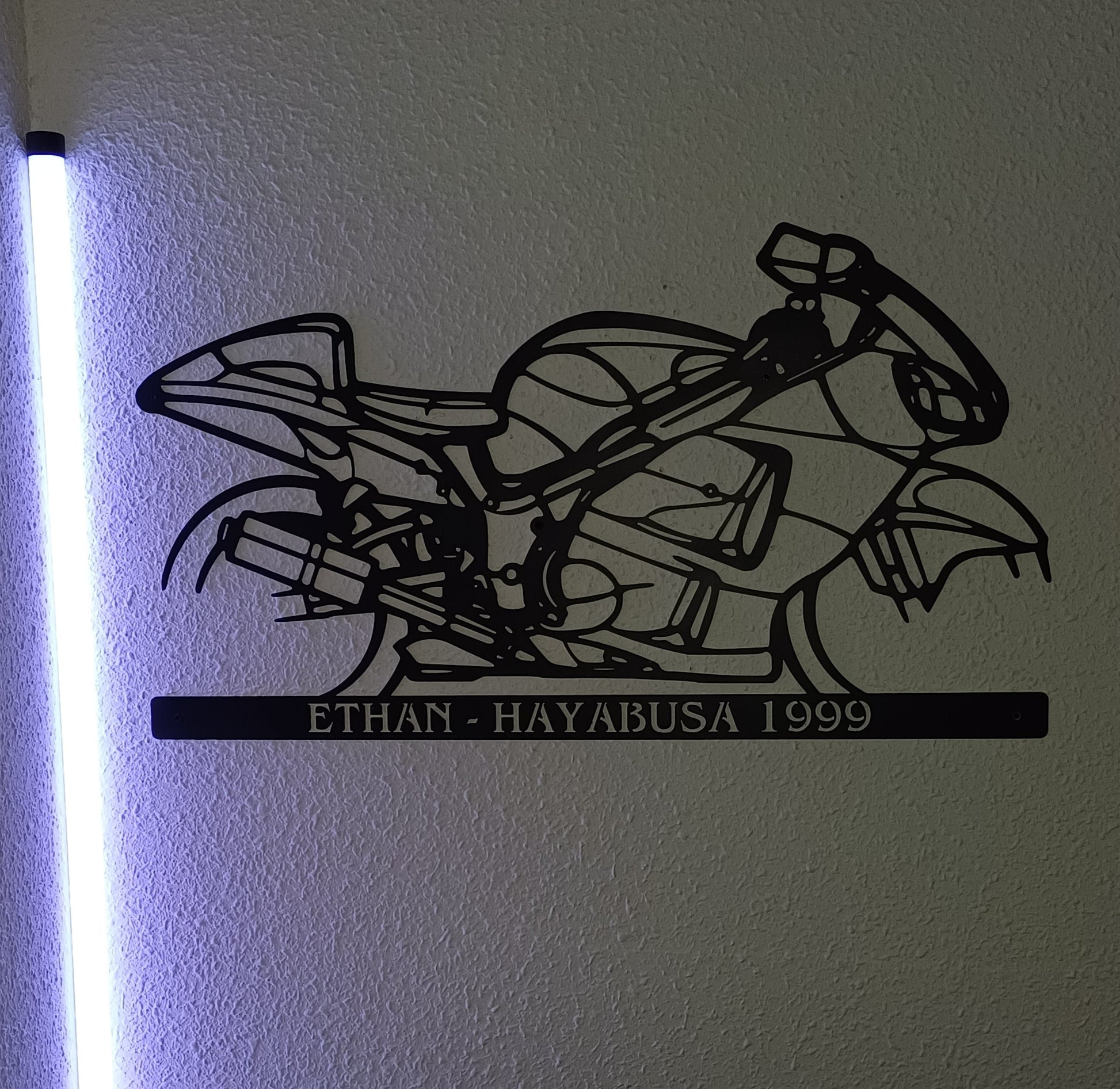 Moto en acier avec bandeau personnalisable – déco murale métal – fabrication française artisanale