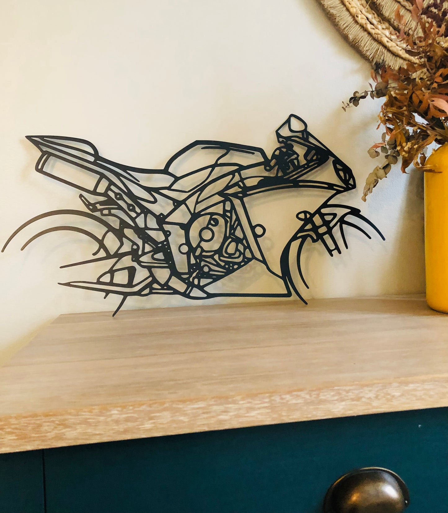 Déco murale MOTO - Planète Motards Déco murale MOTO Planète Motards  60 cm / KTM SUPERDUKE 1290, 60 cm / PANIGALE, 60 cm / MT07, 60 cm / GSXR, 60 cm / STREETFIGTER, 60 cm / CBR 900, 80 cm / KTM SUPERDUKE 1290, 80 cm / PANIGALE, 80 cm / MT07, 80 cm / GSXR, décoration, metal noir, stylé. Décoration moto. Découpe laser,Art mural de moto personnalisé, signe en métal de motard, décor de Garage, décor de moto.