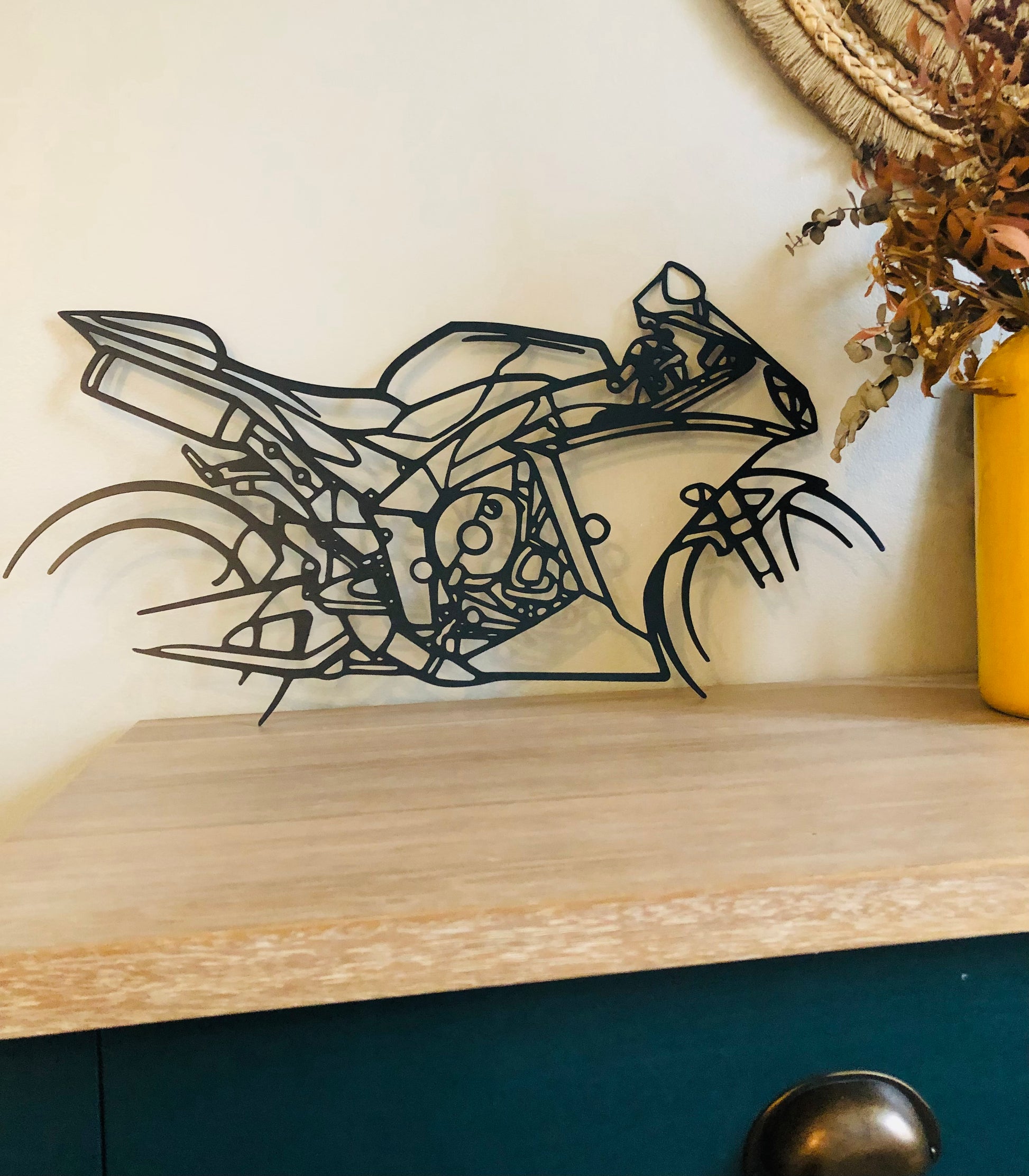 Déco murale MOTO - Planète Motards Déco murale MOTO Planète Motards  60 cm / KTM SUPERDUKE 1290, 60 cm / PANIGALE, 60 cm / MT07, 60 cm / GSXR, 60 cm / STREETFIGTER, 60 cm / CBR 900, 80 cm / KTM SUPERDUKE 1290, 80 cm / PANIGALE, 80 cm / MT07, 80 cm / GSXR, décoration, metal noir, stylé. Décoration moto. Découpe laser,Art mural de moto personnalisé, signe en métal de motard, décor de Garage, décor de moto.