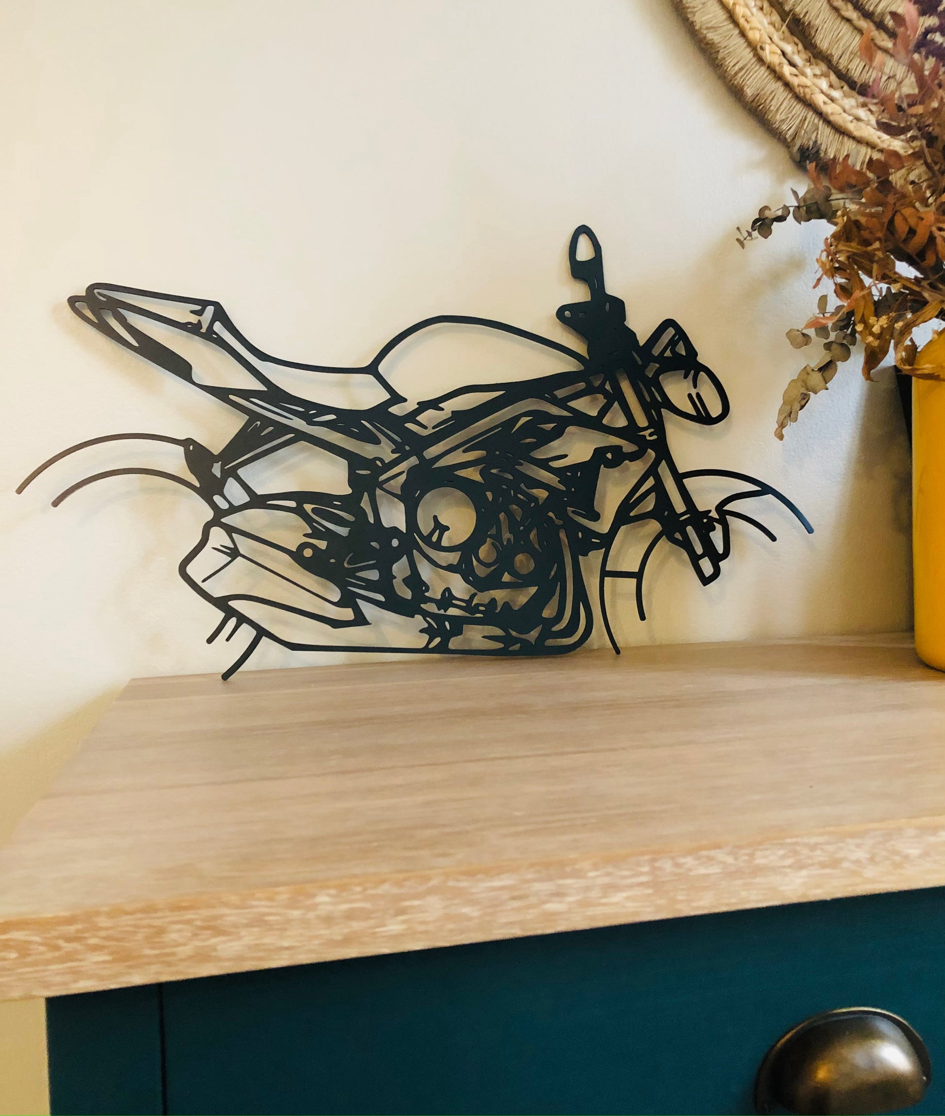 Déco murale MOTO - Planète Motards Déco murale MOTO Planète Motards  60 cm / KTM SUPERDUKE 1290, 60 cm / PANIGALE, 60 cm / MT07, 60 cm / GSXR, 60 cm / STREETFIGTER, 60 cm / CBR 900, 80 cm / KTM SUPERDUKE 1290, 80 cm / PANIGALE, 80 cm / MT07, 80 cm / GSXR, décoration, metal noir, stylé. Décoration moto. Découpe laser,Art mural de moto personnalisé, signe en métal de motard, décor de Garage, décor de moto.