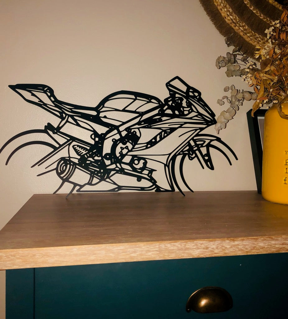 Déco murale MOTO - Planète Motards Déco murale MOTO Planète Motards  60 cm / KTM SUPERDUKE 1290, 60 cm / PANIGALE, 60 cm / MT07, 60 cm / GSXR, 60 cm / STREETFIGTER, 60 cm / CBR 900, 80 cm / KTM SUPERDUKE 1290, 80 cm / PANIGALE, 80 cm / MT07, 80 cm / GSXR, décoration, metal noir, stylé. Décoration moto. Découpe laser,Art mural de moto personnalisé, signe en métal de motard, décor de Garage, décor de moto.