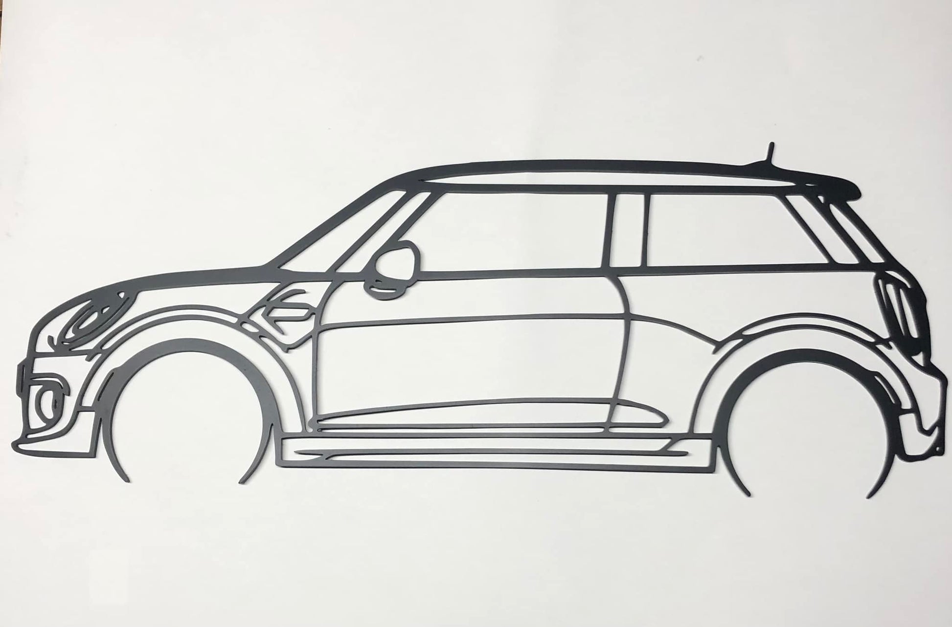 Silhouette voiture murale en acier – déco métal profil auto – fabrication française – design épuré