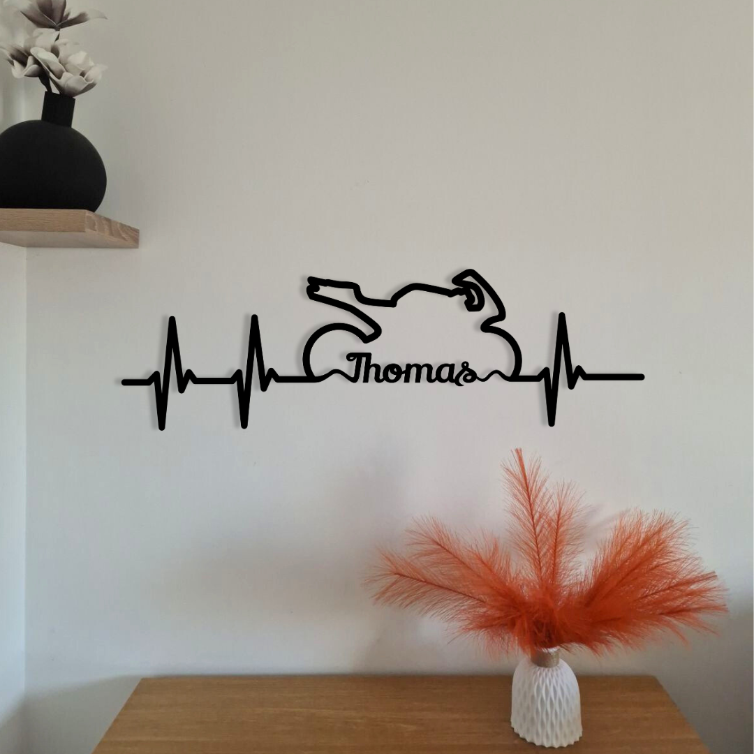 Décoration personnalisée battement moto avec prénom – métal 60 cm – Fabrication française – Idée cadeau motard