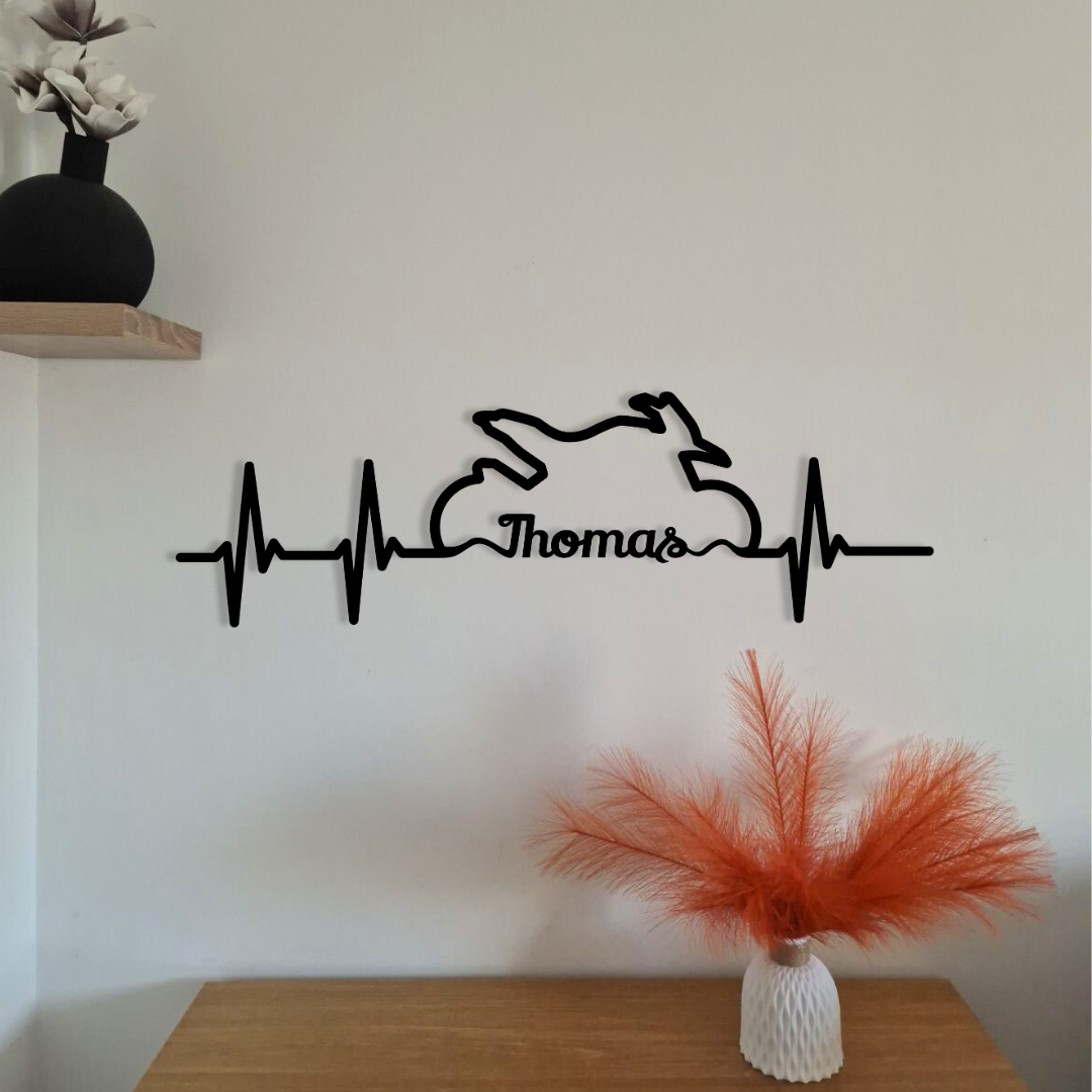 Décoration personnalisée battement moto avec prénom – métal 60 cm – Fabrication française – Idée cadeau motard