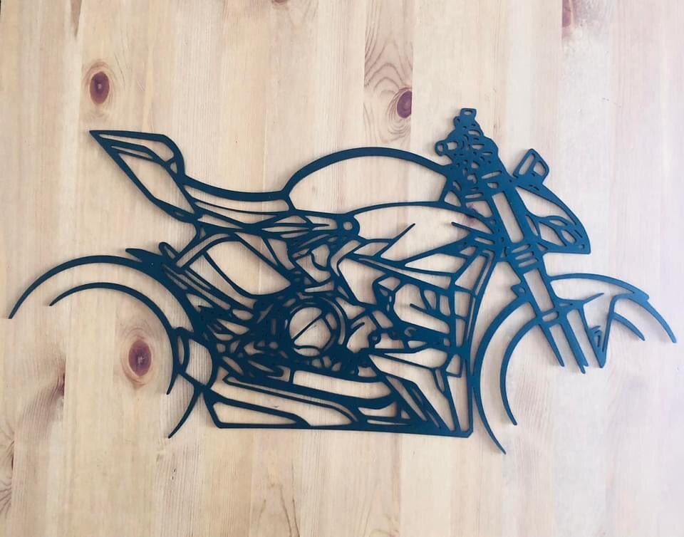 Déco murale MOTO - Planète Motards Déco murale MOTO Planète Motards  60 cm / KTM SUPERDUKE 1290, 60 cm / PANIGALE, 60 cm / MT07, 60 cm / GSXR, 60 cm / STREETFIGTER, 60 cm / CBR 900, 80 cm / KTM SUPERDUKE 1290, 80 cm / PANIGALE, 80 cm / MT07, 80 cm / GSXR, décoration, metal noir, stylé. Décoration moto. Découpe laser,Art mural de moto personnalisé, signe en métal de motard, décor de Garage, décor de moto.