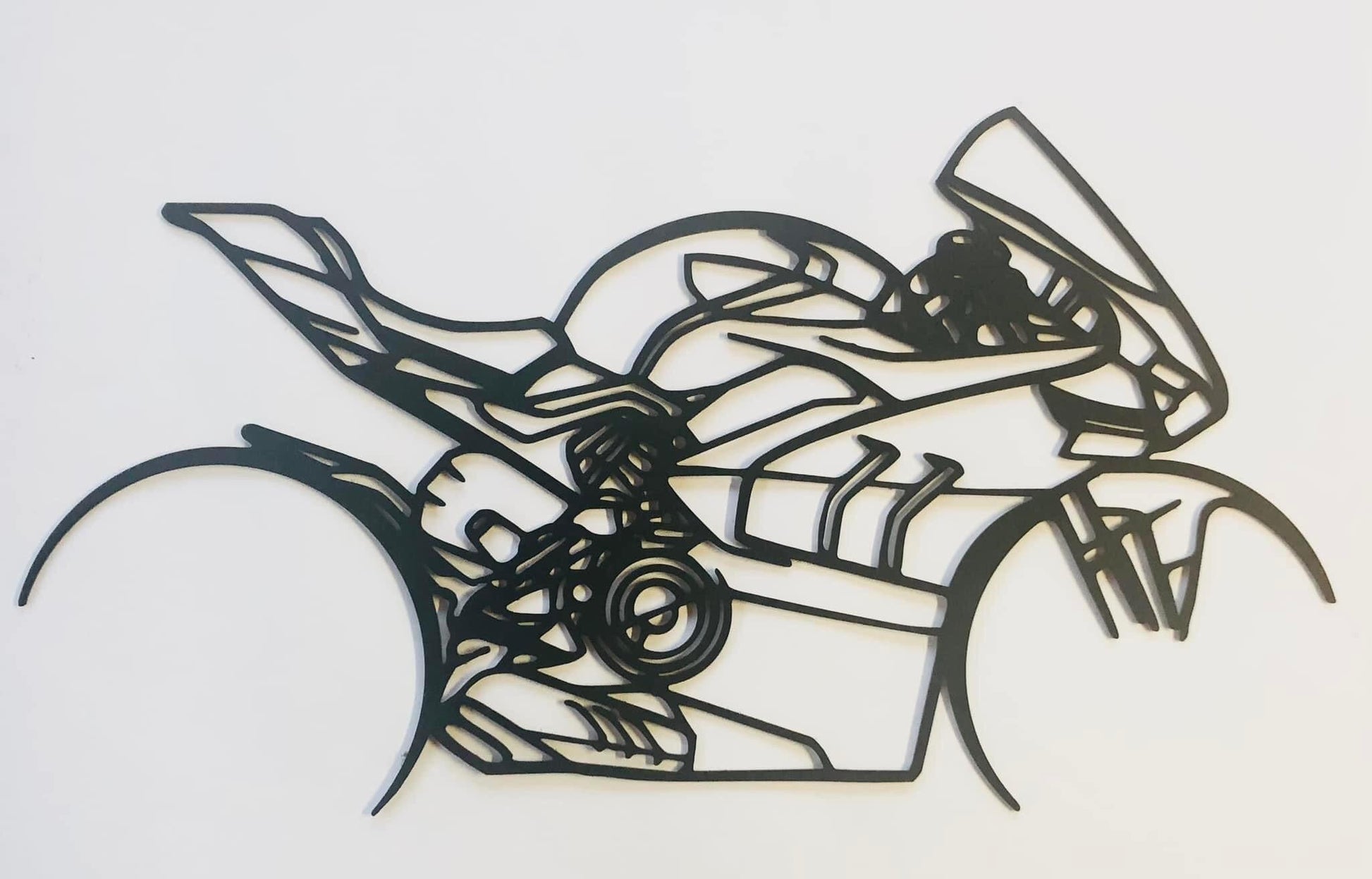 Déco murale MOTO - Planète Motards Déco murale MOTO Planète Motards  60 cm / KTM SUPERDUKE 1290, 60 cm / PANIGALE, 60 cm / MT07, 60 cm / GSXR, 60 cm / STREETFIGTER, 60 cm / CBR 900, 80 cm / KTM SUPERDUKE 1290, 80 cm / PANIGALE, 80 cm / MT07, 80 cm / GSXR, décoration, metal noir, stylé. Décoration moto. Découpe laser,Art mural de moto personnalisé, signe en métal de motard, décor de Garage, décor de moto.