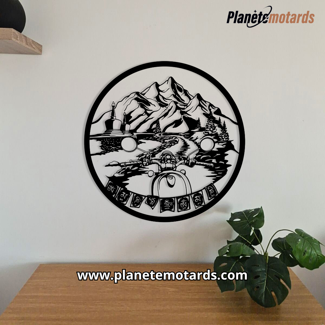 Cadre mural moto en acier 70 cm avec silhouette de motard face aux montagnes de l’Himalaya, fabrication française