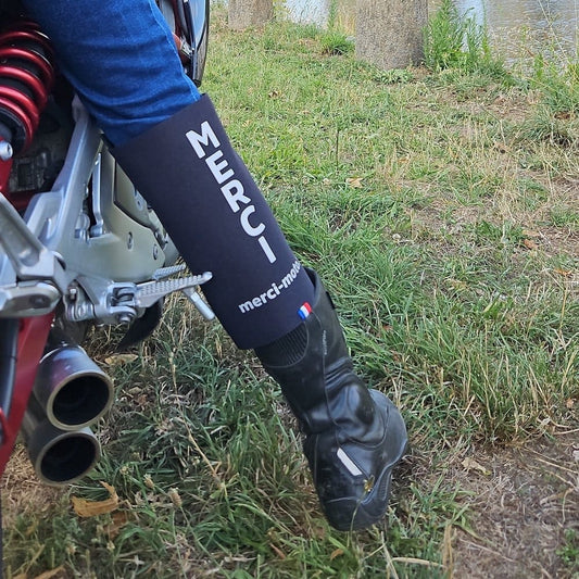 Jambière MERCI-MOTO Réfléchissante - Planète Motards Jambière MERCI-MOTO Réfléchissante Planète Motards remercier les usager de la route avec style