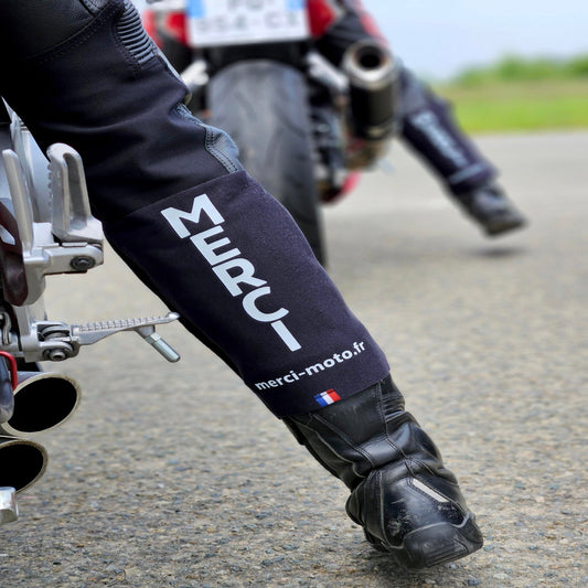 Jambière MERCI-MOTO Classique - Planète Motards undefined Jambière MERCI-MOTO Classique Planète Motards  Remercier les automobilistes avec classes