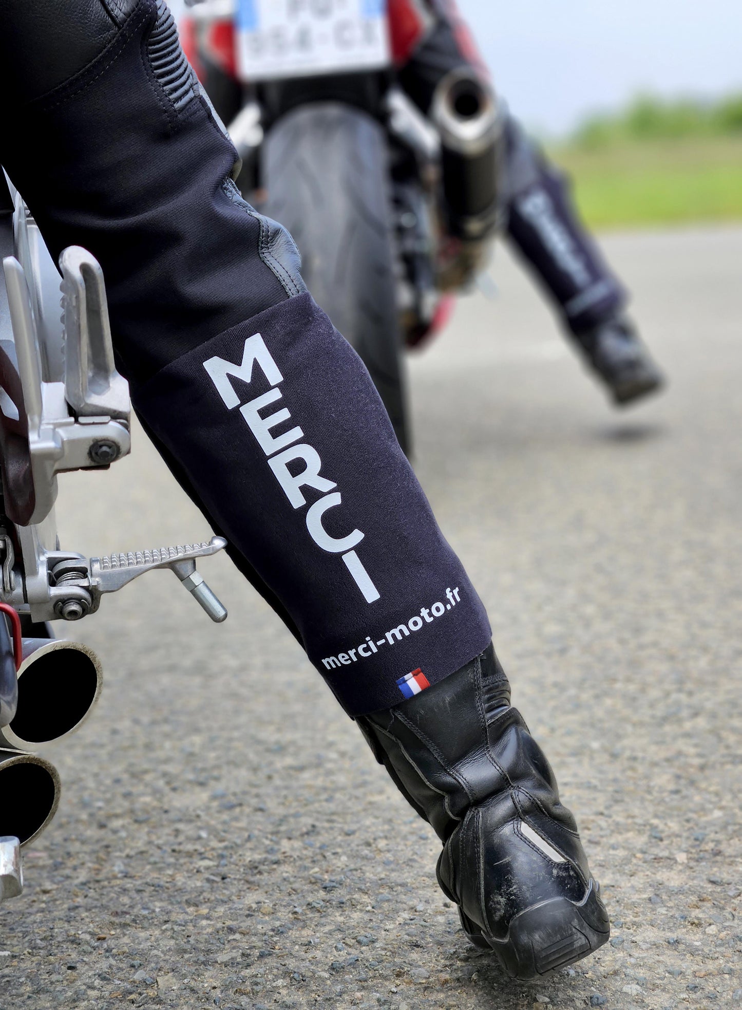 Jambière MERCI-MOTO Classique - Planète Motards Jambière MERCI-MOTO Classique Planète Motards remercier les usager de la route avec style