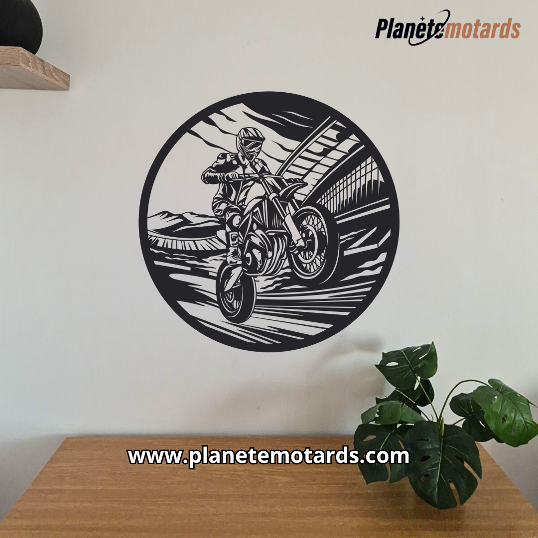 Cadre mural en acier 50 cm représentant un motard en plein saut de motocross, fabriqué en France