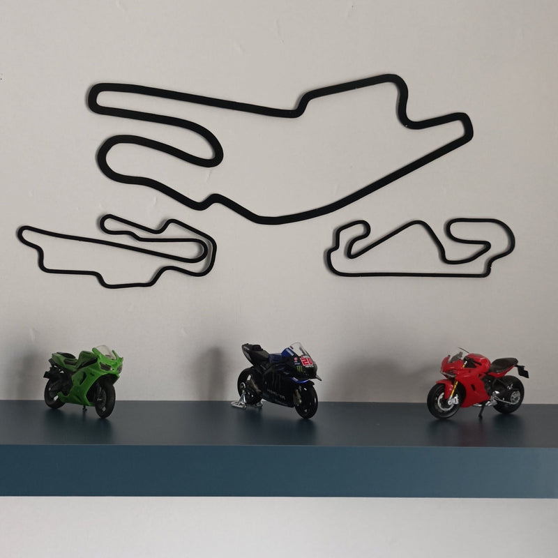 Circuit MotoGP en Acier Découpé Laser : l'Œuvre Artisanale Made in France