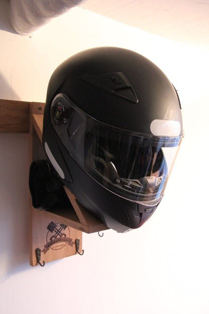 Support Casque Bois - Planète Motards Support Casque Bois Planète Motards en bois personnalisable triumph, ecriture, taille support mur, décoration, DIY, casque noir