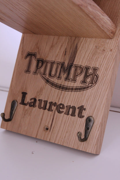Support Casque Bois - Planète Motards Support Casque Bois Planète Motards en bois personnalisable triumph, ecriture, taille 