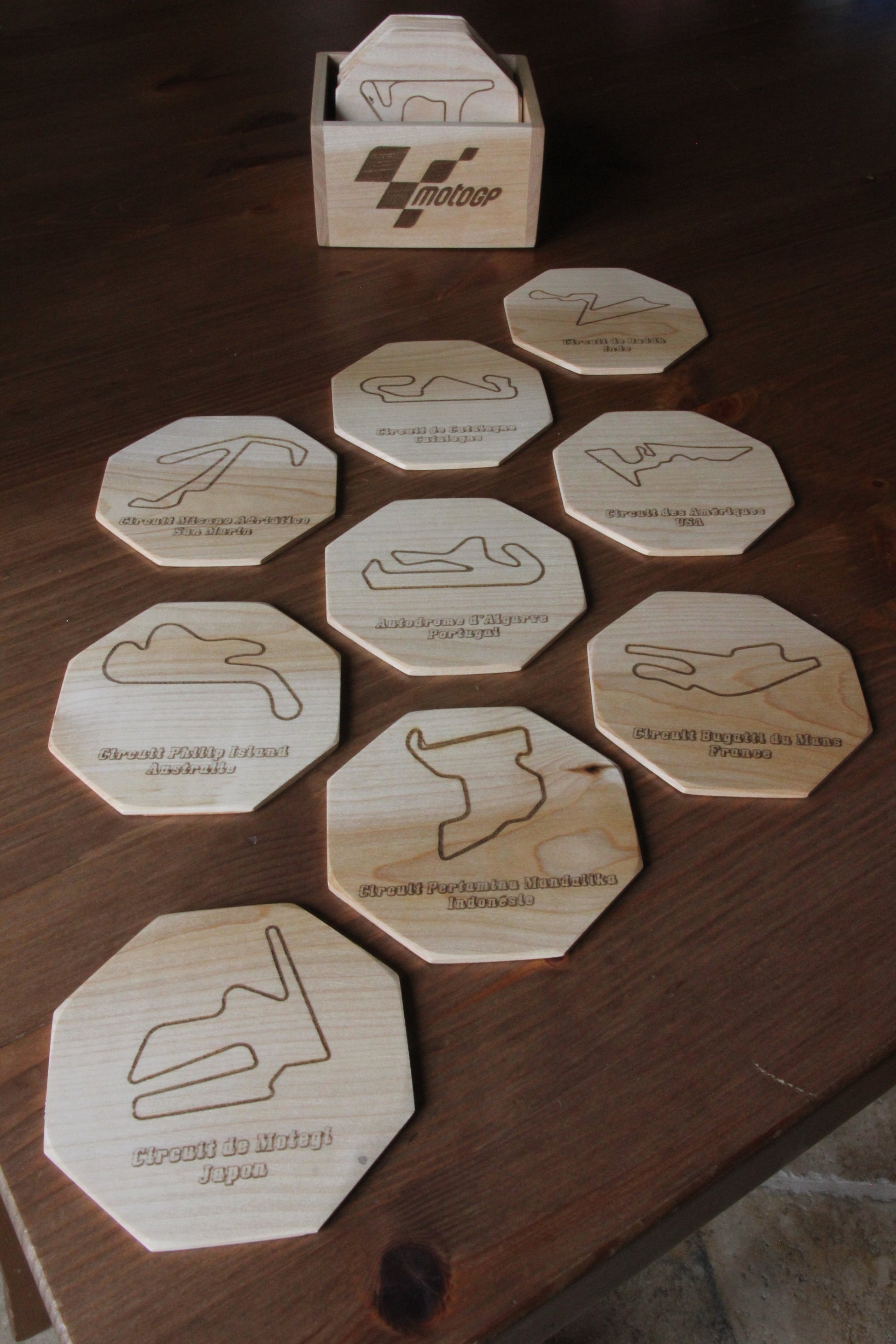 Dessous de verre personnalisable - Planète Motards Dessous de verre personnalisable Planète Motards bois sculpture personnalisable moto gp circuit course