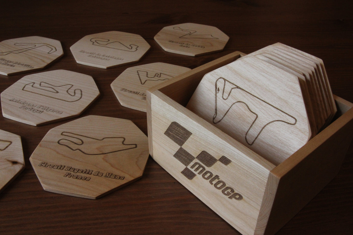 Dessous de verre personnalisable - Planète Motards Dessous de verre personnalisable Planète Motards bois sculpture personnalisable moto gp circuit course