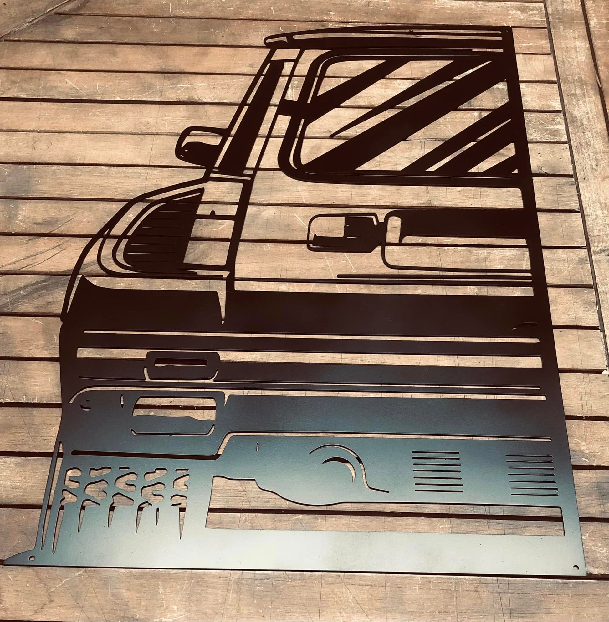 Demi face avant voiture – décoration murale en métal – design industriel – fabrication française artisanale