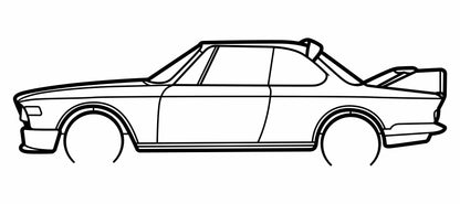 Silhouette voiture en acier mural – mise en situation garage atelier passionné